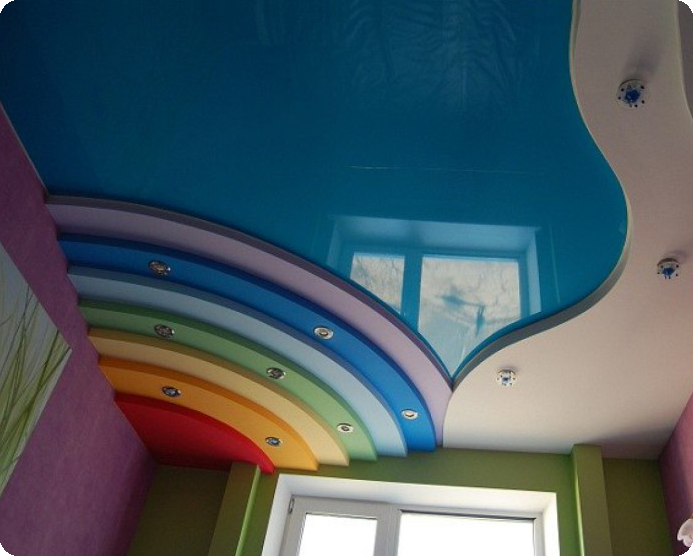 выбор потолка в детскую комнату
